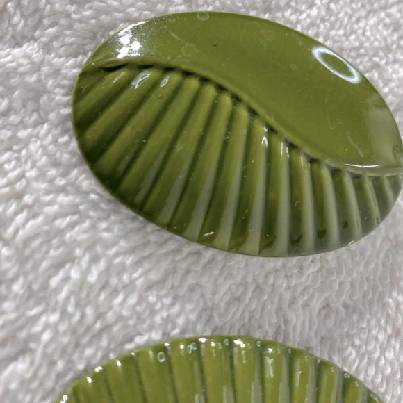 Vintage Avocado Green Painted Textured Metal Oval Clip On  Earrings - Picture 5 of 9